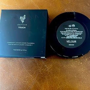 Younique complexion pressed powder foundation